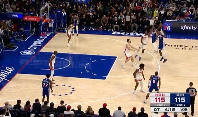 云开体育官网-你终于站出来了！乔治接恩比德手递手 弧顶干拔三分命中！